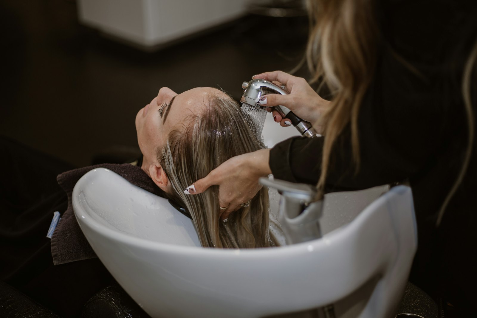 Relaxing hair wash at the basin